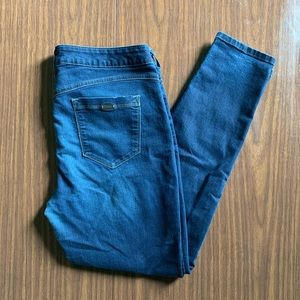 Cally Curvy Super Skinny Jeans